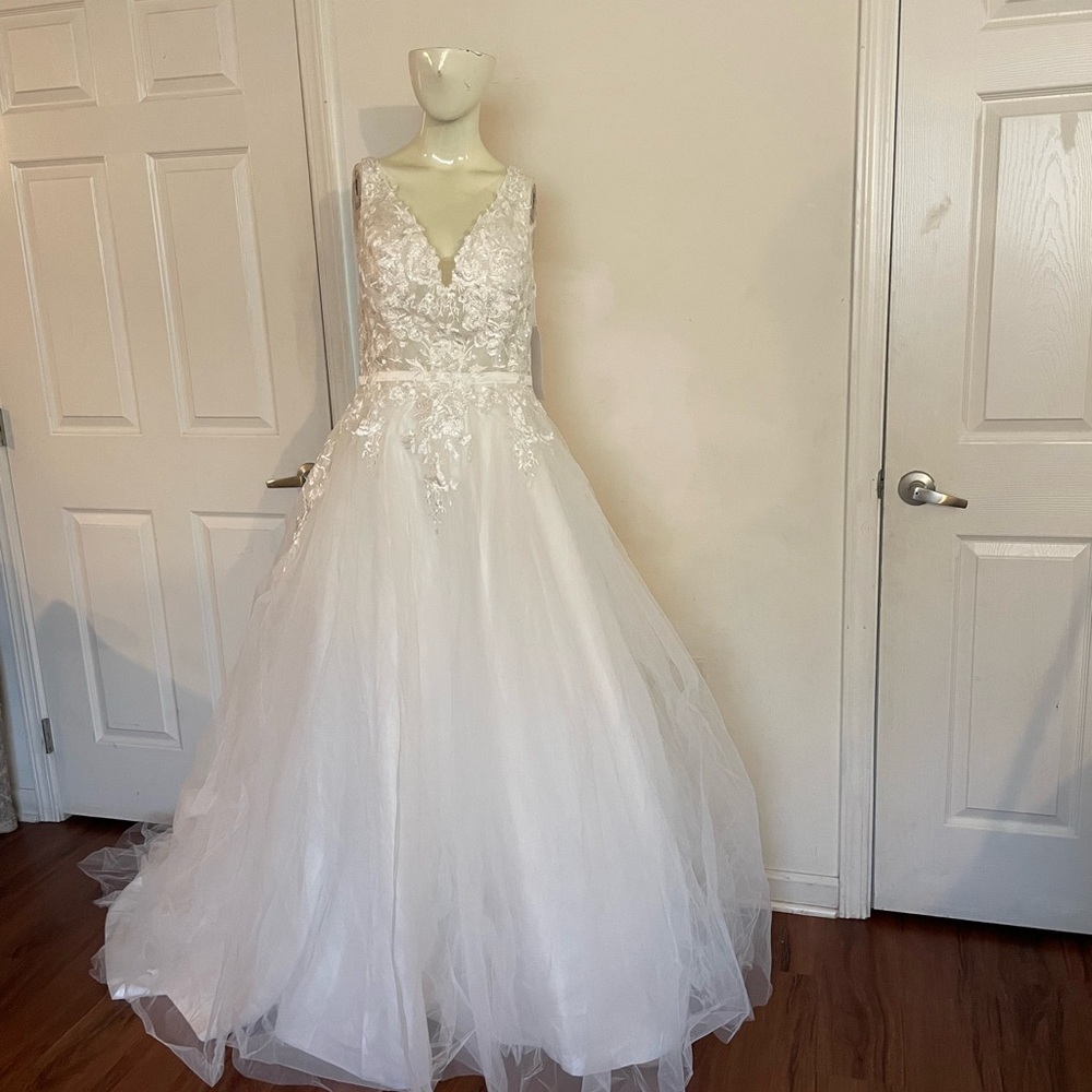 Elegant White Lace Wedding Dress